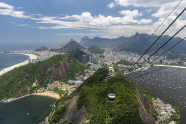 Wunderschöne Aussicht von der Sugar Loaf Seilbahn auf grüne Regenwaldberge - CAVF87553