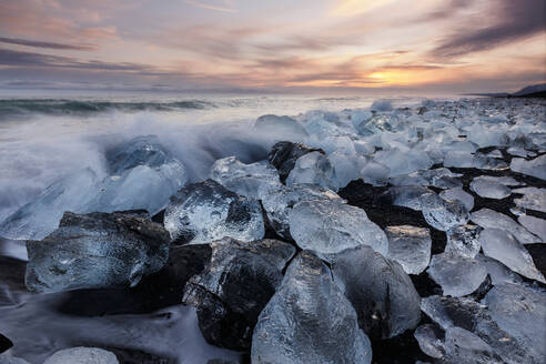 Diamantstrand, Eisblöcke in einem schwarzen Sandstrand - CAVF87588