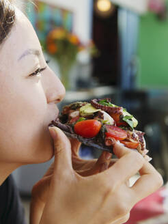 Eine japanische Dame isst einen Meeresfrüchte-Taco in San Diego - CAVF87628