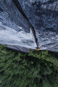 Mann klettert breiten Riss auf Granit Squamish Chief trad climbing - CAVF87629