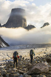 Zwei Bergsteiger auf dem Weg zur Besteigung des Mount Asgard auf Baffin Island. - CAVF87635
