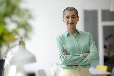 Portrait of a confident woman in a loft - KNSF08285