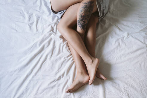 Lesbisches Paar Beine liegen auf dem Bett zu Hause - EBBF00466