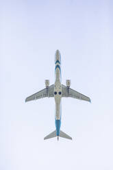 Flugzeug fliegt gegen klaren Himmel - MMAF01372
