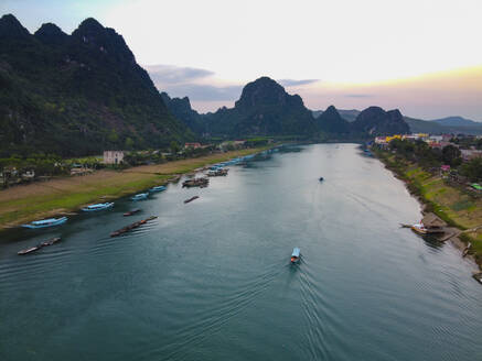 Vietnam, Provinz Quang Binh, Luftaufnahme des Con-Flusses in der Abenddämmerung - RUNF04018