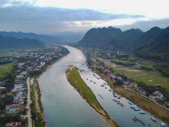 Vietnam, Provinz Quang Binh, Luftaufnahme eines Dorfes am Ufer des Con-Flusses in der Abenddämmerung - RUNF04020