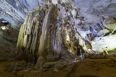 Vietnam, Quang Binh Province, Rock formations inside Phong Nha Cave - RUNF04021