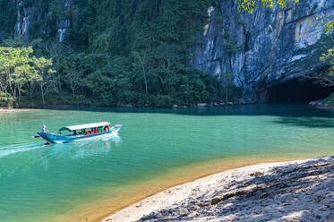 Vietnam, Provinz Quang Binh, Boot am Eingang der Phong Nha Höhle - RUNF04023