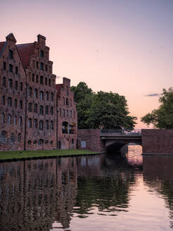 Deutschland, Schleswig-Holstein, Lübeck, Salzspeicher in der Abenddämmerung - HAMF00686