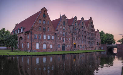 Deutschland, Schleswig-Holstein, Lübeck, Salzspeicher in der Abenddämmerung - HAMF00687