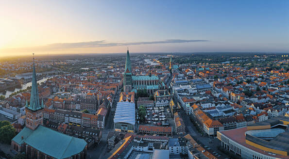 Deutschland, Schleswig-Holstein, Lübeck, Luftaufnahme der Altstadt bei Sonnenuntergang - HAMF00689