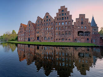 Deutschland, Schleswig-Holstein, Lübeck, Salzspeicher in der Abenddämmerung - HAMF00690