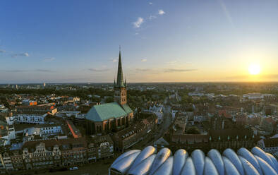 Deutschland, Schleswig-Holstein, Lübeck, Luftaufnahme der Altstadt bei Sonnenuntergang - HAMF00693