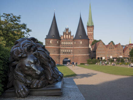 Deutschland, Schleswig-Holstein, Lübeck, Löwenskulptur vor dem Holstentor - HAMF00697