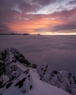 Schneebedeckter Gipfel des Aggensteins bei stimmungsvollem Sonnenuntergang - MALF00029