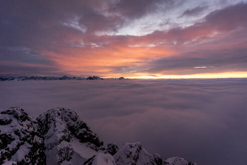 Schneebedeckter Gipfel des Aggensteins bei stimmungsvollem Sonnenuntergang - MALF00030