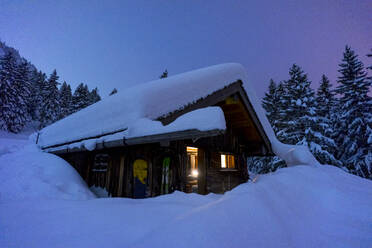 Schneebedeckte Hütte in den Bergen - MALF00048