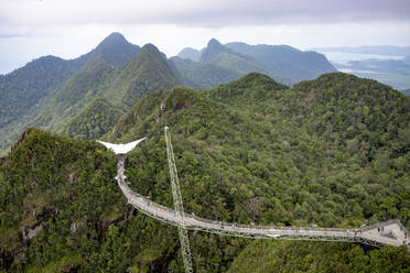 Die Langkawi Sky Bridge, eine 125 Meter lange geschwungene Fußgängerbrücke hoch über dem Regenwalddach, Langkawi, Malaysia, Südostasien, Asien - RHPLF16284