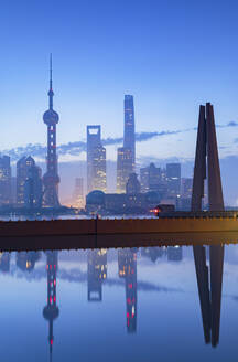 Skyline von Pudong in der Morgendämmerung, Shanghai, China, Asien - RHPLF16301