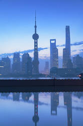 Skyline von Pudong in der Morgendämmerung, Shanghai, China, Asien - RHPLF16302
