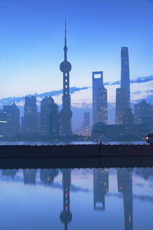Skyline von Pudong in der Morgendämmerung, Shanghai, China, Asien - RHPLF16302