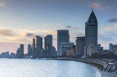 Gebäude entlang des Huangpu-Flusses bei Sonnenaufgang, Shanghai, China, Asien - RHPLF16307