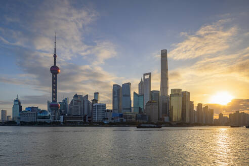 Skyline von Pudong bei Sonnenaufgang, Shanghai, China, Asien - RHPLF16308