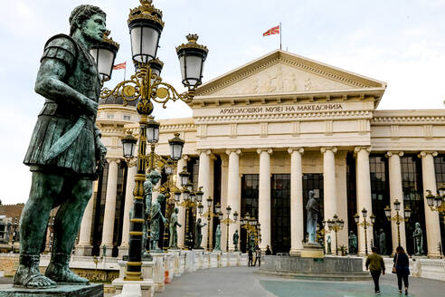 Alexander der Große Statue auf der Brücke, die zum Archäologischen Museum führt, Skopje, Republik Mazedonien, Europa - RHPLF16315