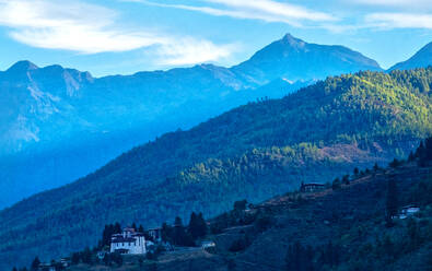Sonnenaufgang über dem Himalaya in Bhutan, Asien - RHPLF16324
