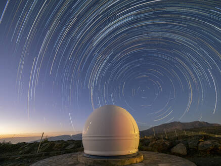 Sternspuren über einem Observatorium auf dem Jebel Shams, dem höchsten Berg des Hajar-Gebirges, Sultanat Oman, Naher Osten - RHPLF16336