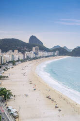 Erhöhter Blick auf den Strand und den Atlantischen Ozean, Copacabana, Rio de Janeiro, Brasilien, Südamerika - RHPLF16352