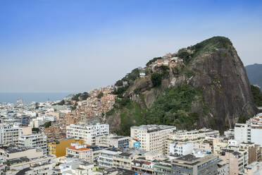 Copacabana-Viertel und das Favela-Slum Pavao Pavaozinho, Copacabana, Rio de Janeiro, Brasilien, Südamerika - RHPLF16353