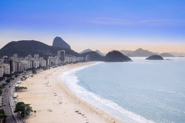 Erhöhter Blick auf den Strand und den Atlantischen Ozean, Copacabana, Rio de Janeiro, Brasilien, Südamerika - RHPLF16354