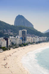 Erhöhter Blick auf den Strand und den Atlantischen Ozean mit dem Zuckerhut im Hintergrund, Copacabana, Rio de Janeiro, Brasilien, Südamerika - RHPLF16355