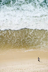 Erhöhter Blick auf den Strand und den Atlantischen Ozean, Copacabana, Rio de Janeiro, Brasilien, Südamerika - RHPLF16356
