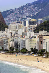 Blick von oben auf den Copacabana-Strand, Wohnblöcke und das Favela-Slum Pavao Pavaozinhao, Rio de Janeiro, Brasilien, Südamerika - RHPLF16361
