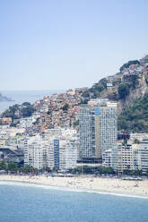 Blick von oben auf den Copacabana-Strand, Wohnblöcke und das Favela-Slum Pavao Pavaozinhao, Rio de Janeiro, Brasilien, Südamerika - RHPLF16363