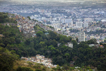 Erhöhte Ansicht eines Favela-Slums am Rande des Tijuca-Waldes, Rio de Janeiro, Brasilien, Südamerika - RHPLF16364