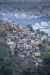 Erhöhte Ansicht eines Favela-Slums am Rande des Tijuca-Waldes, Rio de Janeiro, Brasilien, Südamerika - RHPLF16366