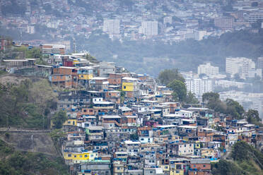 Erhöhte Ansicht eines Favela-Slums am Rande des Tijuca-Waldes, Rio de Janeiro, Brasilien, Südamerika - RHPLF16367