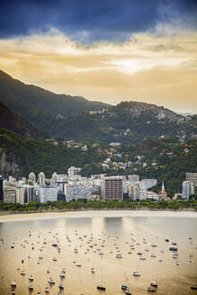 Blick auf die Bucht von Botafogo vom Zuckerhut in Rio de Janeiro, Brasilien, Südamerika - RHPLF16368