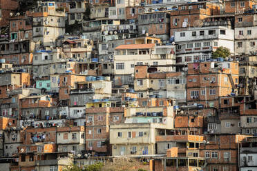 Blick auf Häuser im Favela-Slum Cantagalo in Rio de Janeiro, Brasilien, Südamerika - RHPLF16370