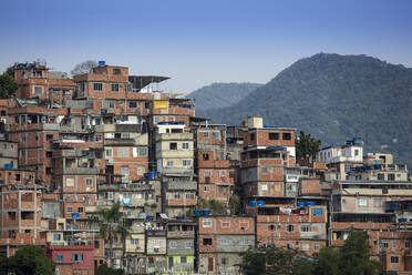 Blick auf Häuser im Favela-Slum Cantagalo in Rio de Janeiro mit den Bergen des Tijuca-Nationalparks im Hintergrund, Rio de Janeiro, Brasilien, Südamerika - RHPLF16371