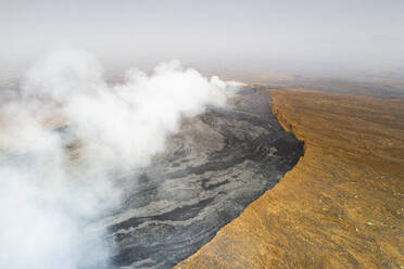 Trockener Boden am Rande des rauchenden Vulkans Erta Ale von oben, Danakil-Senke, Region Afar, Äthiopien, Afrika - RHPLF16374