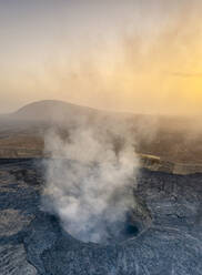 Panoramablick auf den Sonnenuntergang über dem aktiven Krater des Vulkans Erta Ale, Danakil-Senke, Region Afar, Äthiopien, Afrika - RHPLF16380