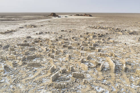 Salzblöcke, die von Bergleuten in der Ahmed-Ela-Salzebene, Dallol, Danakil-Senke, Region Afar, Äthiopien, Afrika, abgebaut werden - RHPLF16386