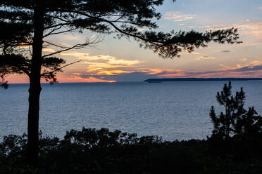 Sonnenuntergang und South Manatou Island, Sleeping Bear Dunes National Park, Glen Arbor, Michigan, Vereinigte Staaten von Amerika, Nordamerika - RHPLF16420