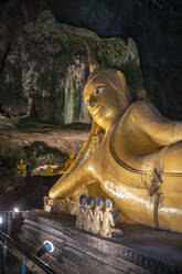 Liegender Buddha im Wat Suwan Kuha (Höhlentempel), Buddha-Höhle in Phang Nga, Thailand, Südostasien, Asien - RHPLF16426