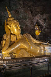 Liegender Buddha im Wat Suwan Kuha (Höhlentempel), Buddha-Höhle in Phang Nga, Thailand, Südostasien, Asien - RHPLF16427