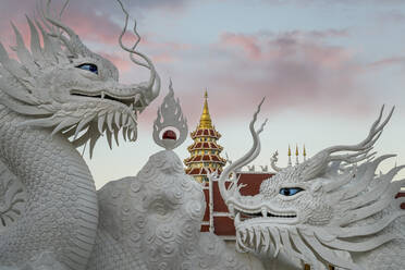 Wat Huay Pla Kang Tempel (Big Buddha) in der Abenddämmerung, Chiang Rai, Thailand, Südostasien, Asien - RHPLF16445